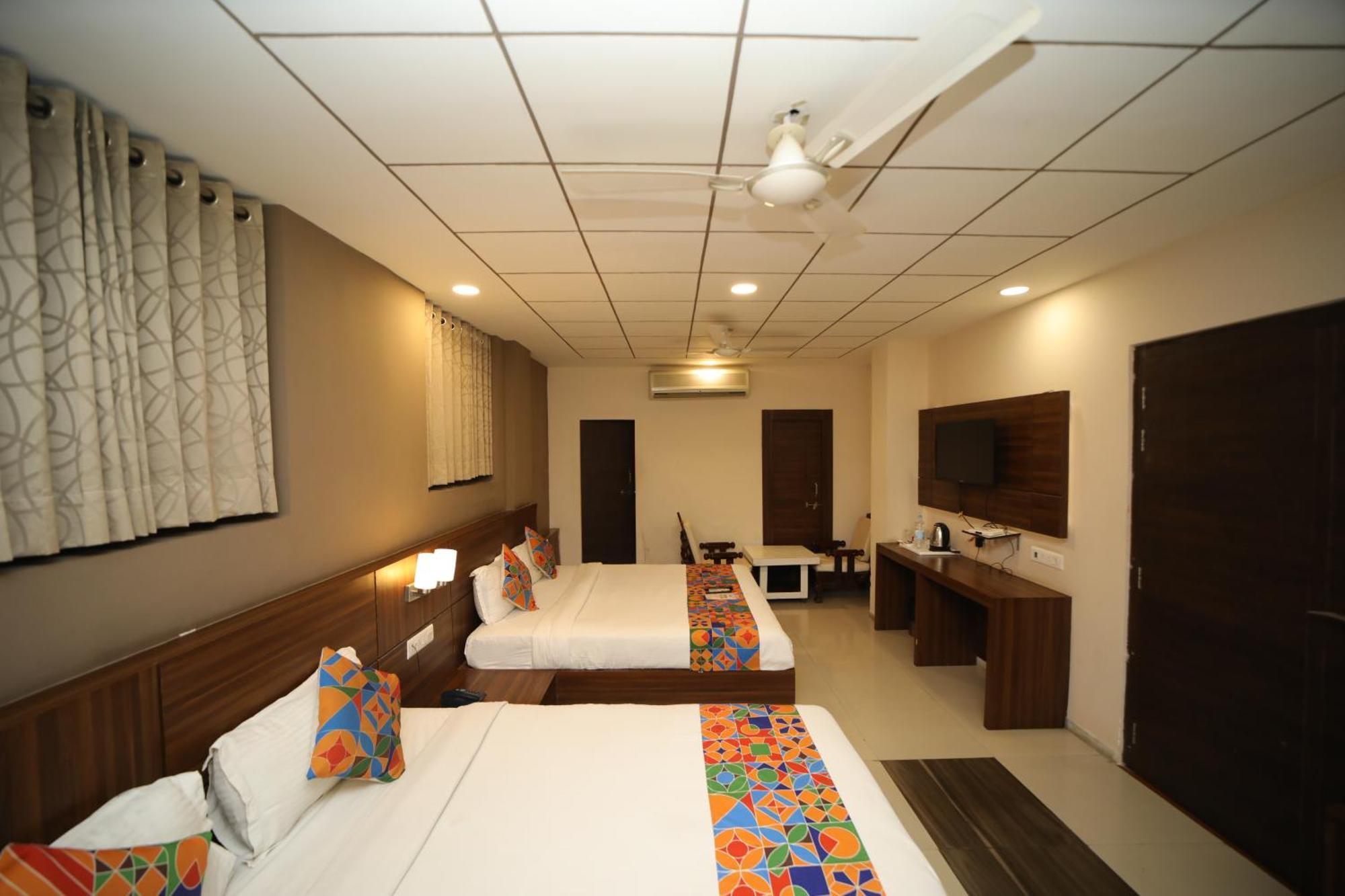 Hotel Damanis Udaipur Esterno foto