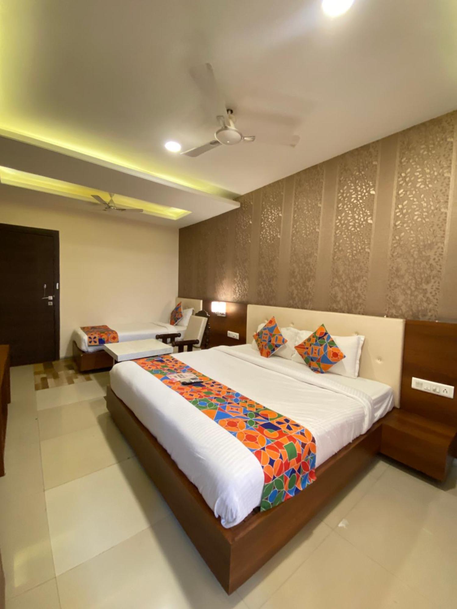 Hotel Damanis Udaipur Esterno foto